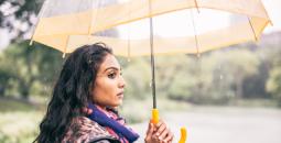 5 Products Our Dermatologists Swear By During Monsoon for Hair Care